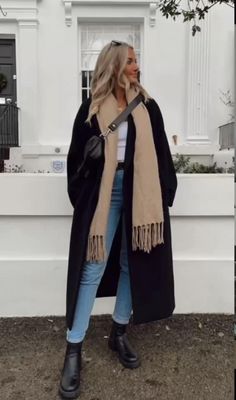 Winter | Autumn outfit | Cold weather outfit | Trench coat Mantel Outfit, Christmas Homescreen, Cold Outfits, Italy Outfits