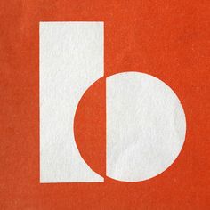 an orange and white sign with the letter d in it's center is shown