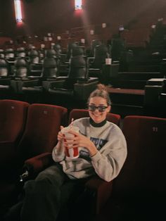 Movie Date Photo Ideas, Chill Movie Date Outfit, Cinema Date Aesthetic, Movie Theater Date Outfit, Kino Aesthetic, Solo Movie Date, Cinema Date Outfit Ideas, Movie Theatre Aesthetic, Cinema Date Outfit