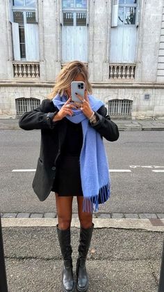 #aesthetic #autumn #trendy #scarf #outfit #leatherjacketoutfit Vinter Mode Outfits, Adrette Outfits, New York Outfits, Looks Pinterest, Skandinavian Fashion, London Outfit, Outfit Chic