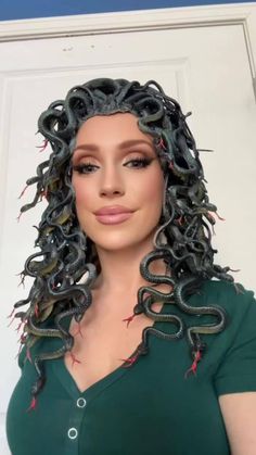 Amazing Costume Ideas, Medusa Halloween Costume Ideas, Medusa Wig Diy, Diy Madussa Costume, Diy Medusa Costume Dresses, Medusa Dress Diy, Snake Wig, Medusa And Stone Costume, Medusa Halloween Costume Diy