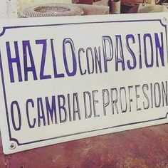 a sign that says hazlo conpassion o cambiade professional