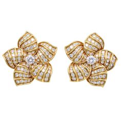 Van Cleef Arpels Diamond, Diamond Flower Earrings, Diamond Earrings Online, Bijoux Art Nouveau, Van Cleef And Arpels Jewelry, Van Cleef & Arpels, Diamond Cluster Earrings, Platinum Earrings