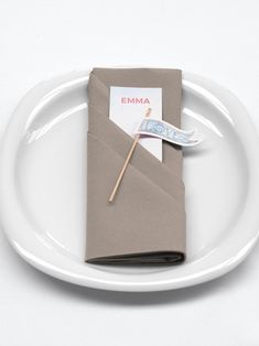 Diese Tasche aus einer Serviette gefaltet für BesteckMenükarten oder Platzkarten einen Willkommensgruist simpel aber unglaublich elegant. Napkin Folding, Decoration Design, Takeout Container, Napkins, Tableware, Design