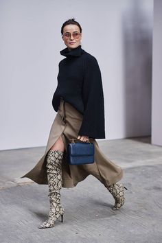 The Trendy Tale Mode Dope, Fall Outfits Women 20s, Snake Boots, Milan Fashion Week Street Style, Fall Shoot, Oversize Pullover, Chique Outfits, Moda Paris