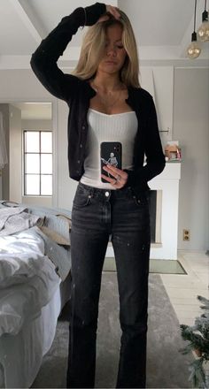 Button Down Tee Outfit, Stockholm Fashion Spring, Stockholm Fashion Summer, Scandinavian Fall Fashion, Winter Outfits Stockholm, Scandinavian Girl Style, Stockholm Style Outfits, Stockholm Outfit, Stile Kendall Jenner