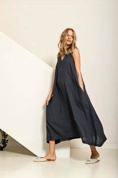 There's a lot to love about this carefree maxi dress: the elegant V neckline, a flattering belt that can be put on or not, extra flowy skirt, and surprise pockets! This breezy maxi dress can be easily dressed up with chunky heels and a pair of statement earrings, or down with sandals, sneakers and a jeans jacket, you will love it for your carefree beach or summer evening outings. d96p studio #kaftan #linendress #linenkaftan Flowy V-neck Linen Dress For Beach, V-neck Unlined Linen Beach Dress, Breezy Linen V-neck Dress, Oversized Linen V-neck Maxi Dress, Beige Linen V-neck Maxi Dress, Linen Maxi Dress, Flowy Skirt, Kaftan Dress, Linen Women