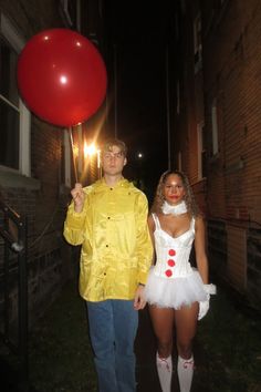 It Couple Costume, It And Georgie Costume Couple, Penny Wise And Georgie Costume, Couple Movie Costumes, Bf And Gf Halloween, Pennywise Couple Costume, Couples Halloween Costume Cute, Pennywise Costume Female, Pennywise And Georgie Costume Couple