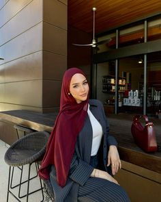 Burgundy Hijab Outfit, Dark Blue And Black Outfit, Hijabi Influencer, Baddie Hijabi, Hijabi Poses, Hijabi Aesthetic Outfits, Modest Outfits Aesthetic, Red Hijab, Istanbul Fashion