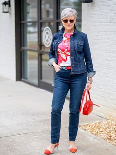 How To Wear A Denim Jacket Over 50 - Outfit Ideas +styling Elegant Jeans, Style At A Certain Age, Denim Jacket Fashion, Classy And Elegant, Jeans Outfits, Double Denim, Wardrobe Basics, Spring Wardrobe, Style Summer