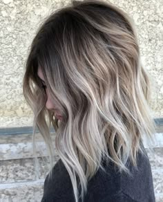 Blonde Ombre Short Hair, Sombre Hair Color, Sombre Hair, Brown To Blonde Ombre, Short Ombre Hair, Wavy Bob, Short Brown Hair, Brown Hair With Blonde Highlights