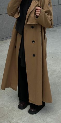 Abaya Trench Coat, Trench Coat With Hijab, Classic Outfits For Women Hijab, Pointed Boots Outfit, Brown Coat Outfit, Islamic Modest Fashion, Modest Winter Outfits, Classic Outfits For Women, Winter Coat Outfits