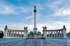 the monument is surrounded by statues on either side