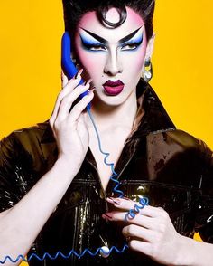 Algunas así con un fondo bien duro de color para algunos beautys! Violet Chachki Makeup, Drag Queen Photography, Drag Photoshoot, Drag Queen Photoshoot, Violet Chachki, Drag Queen Outfits, Rupaul Drag Queen