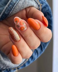 Minimalist white ghost designs on a soft, sheer nude or lavender background add a cute yet spooky touch. Pumpkin Spice Nails, Pumpkin Nail Art, Kutek Disney, Pumpkin Nails, Fall Nail Art Designs, Cute Nails For Fall, Smink Inspiration, Makijaż Smokey Eye, Thanksgiving Nails