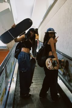 Skater Friend Group, Foto Streetwear, Skateboard Friends, 90s Skater Aesthetic, Summer Outfit Streetwear, Skater Friends, Pic Ideas With Friends