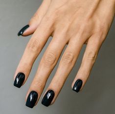 Medium Dark Nails, Medium Square Black Nails, Nails Diy Easy, Square Black Nails, Matte Nails Diy, Diy Nails Easy, Nail Hacks, Black Manicure