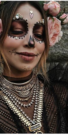 Women’s Skull Makeup, Pretty Day Of The Dead Makeup, Subtle Day Of The Dead Makeup, Catrina Makeup Simple, Dia Los Muertos Costume, Day Of The Dead Face Makeup, Catrina Makeup Half Face, Catrina Outfit Costume Ideas, Day Of The Dead Make Up