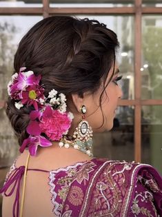 Indian Mom Hairstyles, Indian Wedding Bun Hairstyles Front View, Indian Wedding Siders Hairstyles, Centre Partition Hairstyles Indian, Messy Bun With Flowers Indian, Indian Mom Wedding Hairstyle, Messy Hairstyles For Saree, Saree Hairstyles With Flowers, Navari Saree Marathi Hairstyles