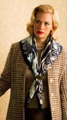 Mad Men Costume, Betty Draper, January Jones, Mad Men Fashion, Don Draper, Silk Scarf Style, Winter Fur Coats, Look Retro, Madison Avenue