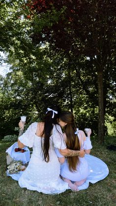 #sisters #sisterhood #familytime #aesthetic #summer #photoidea #ideas #фото #літо #picnic #photooftheday Sisterhood Activities, Sisterlocks, Family Photo Outfits, Aesthetic Summer, Summer Picnic, Photography Tips, Family Photography, Photography Poses