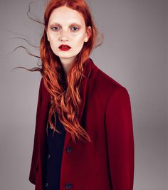 Aquascutum Woman With Red Hair, Smink Inspiration, Red Makeup, Long Red Hair, Trendy Makeup, Copper Hair, Editorial Makeup, Long Red, Fashion Photography Editorial