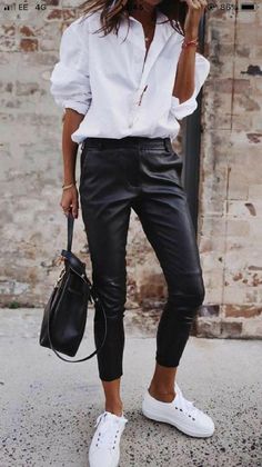 Moda Over 40, Lederhosen Outfit, Black Trousers Women, White Outfits For Women, Leather Pants Outfit, Classic White Shirt, Black Leather Pants, Mode Inspo, 가을 패션