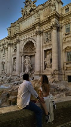 Couple fontana di trevi Couple Travel Photos, Best Honeymoon Destinations, Aesthetic Couple, Best Honeymoon, Europe Photos