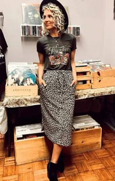 Leopard Print Midi Skirt Outfit, Animal Print Skirt Outfit, Leopard Midi Skirt Outfit, Leopard Print Skirt Outfit, Animal Print Skirts, Barista Outfits, Printed Skirt Outfit, Look Hippie Chic