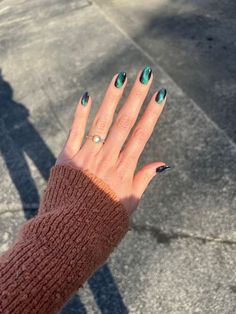 Aurora Borealis Nails Design, Short Cateye Nail, Cat Eye Nails Green And Gold, Black Green Cat Eye Nails, Cat Eye Nails Polish Green, Forest Green Cat Eye Nails, Cat Eye Aurora Nails, Cat Eye Nails Inspiration, Dark Green Cateye Nails