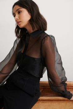 Transparent Shirt Outfit, Sheer Shirt Outfits, Mesh Top Outfit, Haut Transparent, Organza Blouse, Organza Top, Sheer Shirt, Mode Inspo, Blouse Outfit