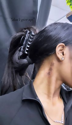 Baddie Tattoos Back, Ear To Neck Tattoo, Tattoo Back Ear, Small Tattoo Ideas For Women Simple, Back Of The Ear Tattoos, Back Of Ear Tattoo, Back Ear Tattoo, Behind Ear Tattoos, Ear Tattoos