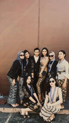 Outfit Graduation Hijab, Kebaya Wisuda Graduation, Graduation Sma, Graduation Ootd, Kebaya Wisuda Hijab, Outfit Hijab Ideas, Batik Couple