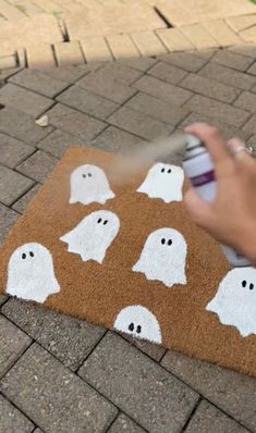 Painting Door Mats Diy Halloween, Halloween Door Mat Party, Diy Ghost Doormat, Fall Doormat Ideas Diy, Make Your Own Door Mat, Halloween Door Mat Diy Easy, Fall Mats Diy, Diy Fall Mat, Diy Welcome Mat Paint