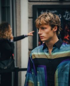 90s Hairstyles Men Rocked Effortlessly | 90s Aesthetic | 90s Nostalgia | 2000s hairstyles men | 90s boys hair | Aesthetic Cool & Trendy 90s Hairstyles Ideas For Men To Try In 2024 Straight Thick Hair Men, 90s Hairstyles Men, Mens Haircuts Straight Hair, Haircut Selfie, Photo Hijab, Men Blonde Hair, Brown Hair Men, Boy Cut