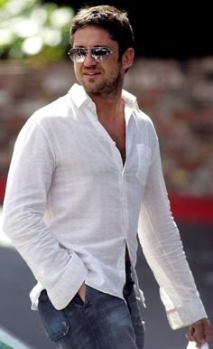 White Jeans Men, Classic White Shirt, White Linen Shirt, Gerard Butler, Sharp Dressed Man, Well Dressed Men, Gentleman Style, Formal Looks, Mens Denim