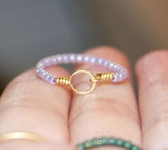 Diy Wire Jewelry Rings, Beaded Circle, Wire Jewelry Rings, Diy Beaded Rings, Diy Jewelry Rings, Diy Ring, Ring Purple, Purple Beaded, Beaded Ring