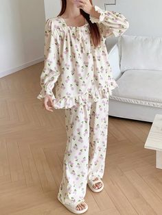 Conjunto de Pijama com Top de Manga Longa e Calça com Estampa Allover de Tulipas com Babados Bege     Plantas,Estampa total  Não elástico Todos Women Sleep & Lounge, size features are:Bust: ,Length: ,Sleeve Length: Pajamas Aesthetic, Tulip Print, Beautiful Dress Designs, Top And Pants Set, Ruffle Long Sleeve, Pajama Set Women, Kawaii Clothes, Kids Sleepwear, Long Sleeve Knit