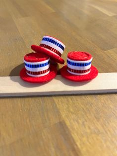 Set of 3 super mini patriotic top hats Mini Stocking Hats, Mini Hat Pattern, Mini Top Hats, Mini Hats, Pilgrim Hat, Mini Hat, Mini Top Hat, Top Hats, Mini Top