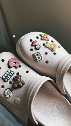 Crocs Aesthetic, White Crocs, Pretty Sneakers, Crocs Fashion, Crocs Jibbitz, Dr Shoes, Shoe Inspo, Dream Shoes