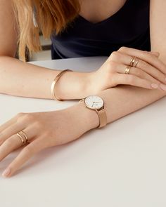 Minimalist Gold Watches Suitable For Work, Elegant Gold Watch For Gift, Luxury Gold Minimalist Watches, Luxury Everyday Rose Gold Watch, Daniel Wellington Gold Watch Women, Watch Strap Ideas, Gold Watches For Men, Watches Women Simple, Accessorize Jewellery