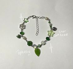 Aesthetic Green Accessories, Unique Beaded Bracelets, Green Bead Bracelet Ideas, Bead Crafts To Sell, Charms Aesthetic, Bracelet Inspo, Indie Jewelry