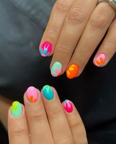 Embrace warm vibes with these trendy summer nail designs! Perfect for 2024, these short nail ideas showcase the latest colors and styles for a chic look. We love these short bright nails, for example – they're perfect for vacation! Neon Manicure, Occasion Nails, June Nails, Nail 2024, Pedicure Manicure, Vacation Nails