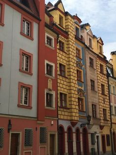 many different colored buildings are lined up against each other