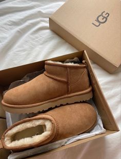 Ugg Ultra Mini Boots, Uggs Mini, Ugg Ultra Mini, Ugg Classic Ultra Mini, Ugg Mini, Looks Street Style, Aesthetic Shoes