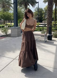 Ruffle Maxi Skirt Outfit, Long Flowy Skirt Outfit, Brown Skirt Outfit, Long Brown Skirt, Skirt Outfits Aesthetic, Vacation Fits, Brown Maxi Skirts