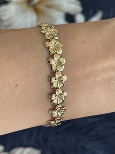 Total Weight 4.2 Grams 14 Karat Solid Yellow Gold Hawaiian 10mm Plumeria Flower Lei Bracelet 7 Inches High Polish Edges - Etsy Portugal Xoxo Jewelry, Dope Jewelry Accessories, Flower Lei, Wedding Bracelets, Wrist Jewelry, Bracelets Diy, Jewelry Accessories Ideas, Jewelry Fashion Trends