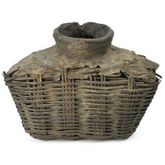 Old Chinese oil basket in wicker basketwork and clay-coated fabrics, with round neck - Chinese collection - Traditional basketry These baskets were used in the Chinese countryside to store oil. Hand-woven with elm wicker and carefully coated with clay, this basket was traditionally used in ancient China to store liquids, mainly oils. This old basket, in good condition, "in its own juice", will bring an authentic and elegant touch to a bohemian and exotic interior. * China * Traditional braiding Chinese Countryside, China Traditional, Old Baskets, Ancient China, Ancient Chinese, Storage And Organization, Storage Baskets, Hand Weaving, Display Homes