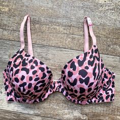 This Wear Everywhere Leopard Print T-Shirt Bra Is Lightly Lined With Fully Adjustable Straps That Can Be Worn Crisscrossed Or Classic. Hook/Eye Back Closure. Scene Clothes, Pretty Items, Hot Pink Bra, Vs Pink Bras, Pink Cheetah Print, Victoria Secret Pink Bras, Pink Lace Bralette, Womens Lingerie, Scene Outfits