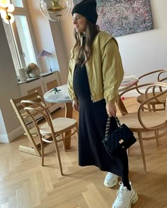 Rosie Huntington Whiteley Maternity, Scandinavian Maternity Style, Scandi Maternity Style, Pregnant Street Style Winter, Parisian Maternity Style, Pregnancy Outfits Street Style, Jeans Pregnancy Outfit, Trendy Pregnancy Outfits Winter, Pregnancy Leggings Outfit